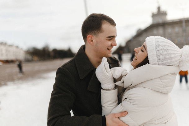 Onnellinen pari rakastunut hauskaa talvella. Mies halaa kaunista miestä. Rakkaustarina. Talvitoiminta - Valokuva, kuva