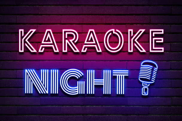 Karaoke noche vintage micrófono icono brillante violeta texto de neón en la pared de ladrillo - Foto, Imagen