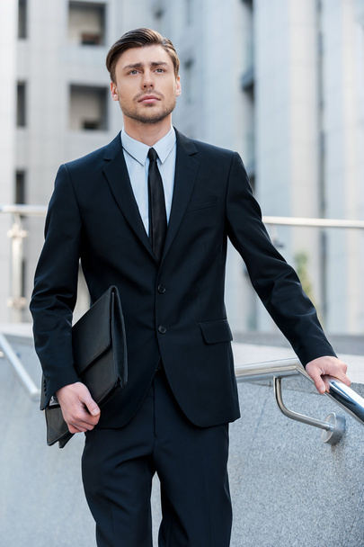Men in formalwear holding briefcase - Valokuva, kuva