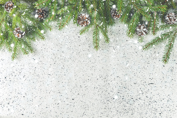 Vánoce nebo Nový rok pozadí se zelenými jedlovými větvemi a kornouty. Zimní koncept, pohled shora, kopírovací prostor - Fotografie, Obrázek