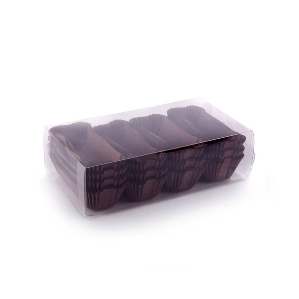 El papel de eclairs marrón se forma en una caja de plástico aislada sobre fondo blanco. Formas para hornear confitería para eclairs - Foto, imagen