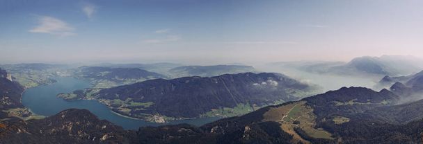 オーストリアの壮大な景色シャフベルク岩からの2つの湖MondseeとAttersee昼までに。ザルツブルク近郊のオーストリア地方のパノラマ。非常に感動的な場所すべての観光客. - 写真・画像