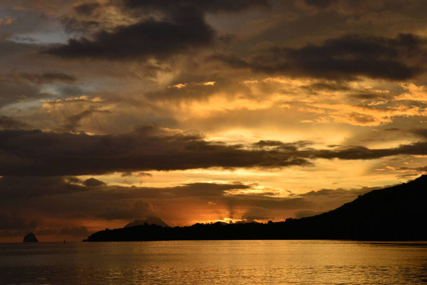 Martinique, la ville pittoresque de Sainte Anne au coucher du soleil aux Antilles     - Photo, image