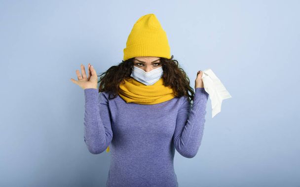 Una chica con máscara se resfrió. Fondo violeta - Foto, Imagen