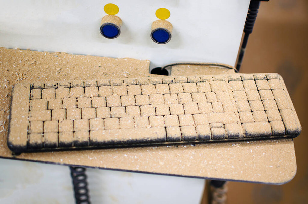 Staubige Tastatur extrem auf Holztisch. staubige Computertastatur. - Foto, Bild