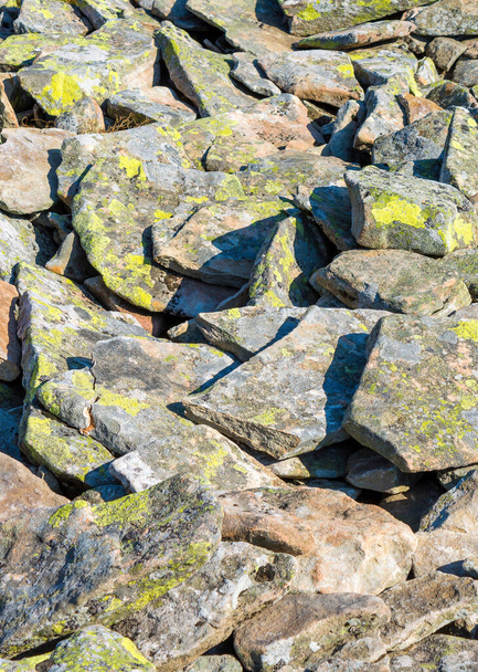 Foto de una hermosa textura de piedra vieja en las montañas, fondo de piedra con musgo - Foto, imagen