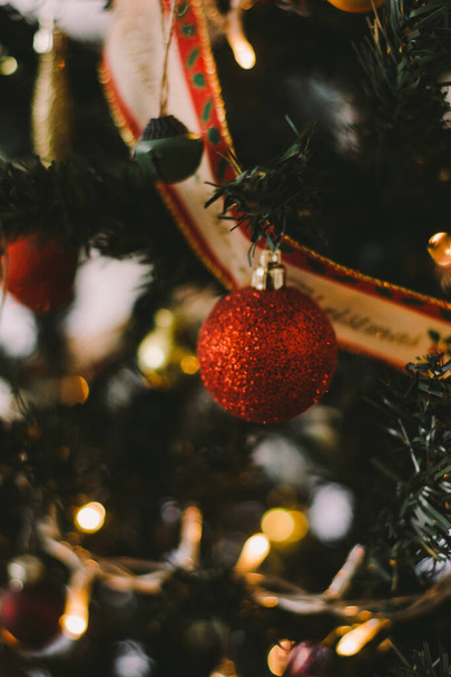 Kerst decoraties met een wazig kerst achtergrond - Foto, afbeelding