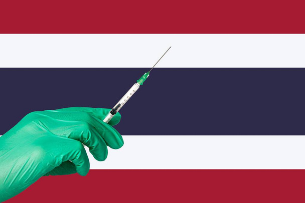 εμβολιασμός κατά της κορώνας μπροστά από σημαία Ταϊλάνδης. - Φωτογραφία, εικόνα