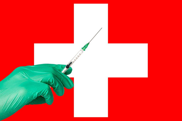 vacinação corona em frente a uma bandeira da Suíça. - Foto, Imagem