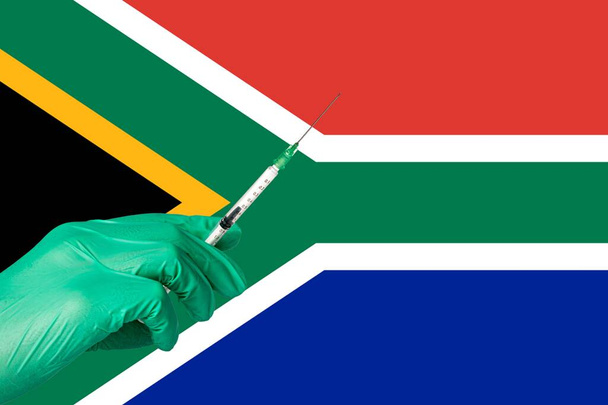 εμβολιασμός κατά της κορώνας μπροστά από σημαία Νότιας Αφρικής. - Φωτογραφία, εικόνα