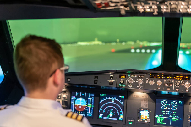 Gdansk, Polônia - 06 de dezembro de 2020: Interior do simulador de voo moderno para o treinamento dos pilotos. - Foto, Imagem
