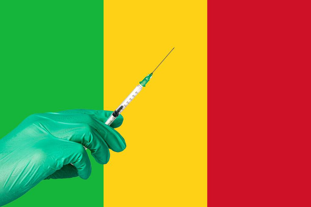 Corona-Impfung vor einer Mali-Flagge. - Foto, Bild