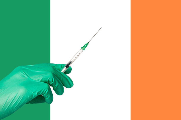 Corona-Impfung vor einer Irland-Flagge. - Foto, Bild