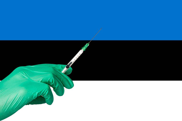 vaccinazione corona davanti a una bandiera estone - Foto, immagini