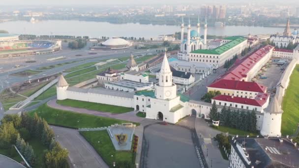 Kazan, Rusko. Letecký pohled na Kazanský Kreml časně ráno. Spasskaya Tower. 4K - Záběry, video