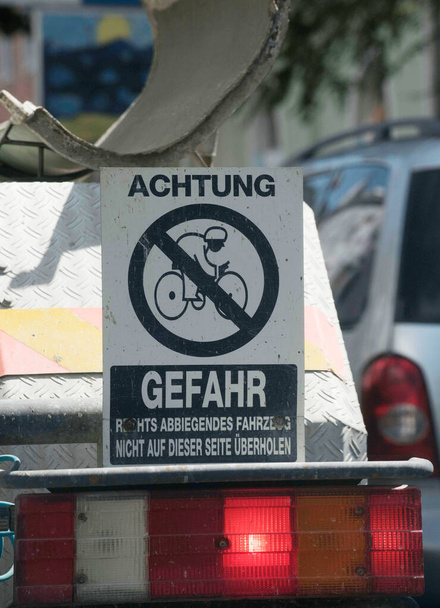 seguridad al andar en bicicleta, señal de advertencia para los ciclistas en el tráfico por carretera - Foto, imagen