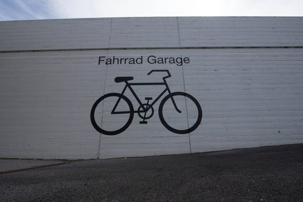aparcamiento de bicicletas o bicicletas, garaje para bicicletas en la ciudad - Foto, imagen