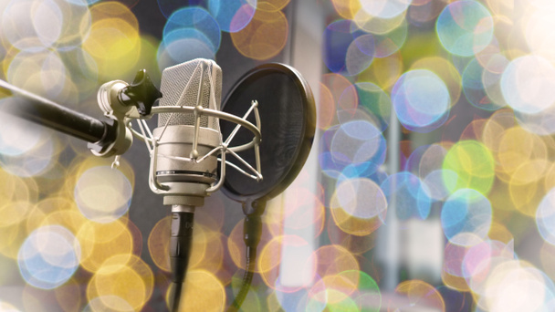 Microphone studio avec support de choc et filtre pop sur trépied pour ingénieur du son et chanteur ou annonce sur le studio d'air. concept de microphone et d'équipement. - Photo, image