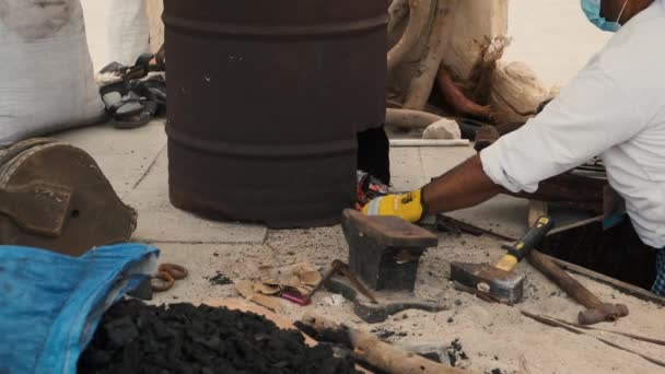 Арабский кузнец нагрева стержней металла с помощью древесного угля, воздуходувки и молотка в старом традиционном стиле - Кадры, видео