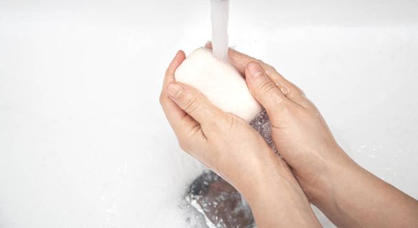 Lavarsi le mani con sapone solido. Il concetto di igiene personale e salute. - Foto, immagini