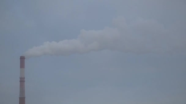 Rauch aus dem Schornstein der Fabrik und schmutziger grauer Himmel, Smog, Umweltverschmutzung. - Filmmaterial, Video