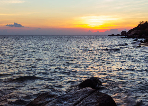 Таиланд - точное время захода солнца на пляже, сияющие морские волны, качающийся фронт - Фото, изображение