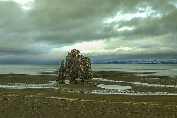 Hvitserkur, roca gigante con forma de animal petrificado, en la bahía de Hunafloi, Islandia - Foto, imagen