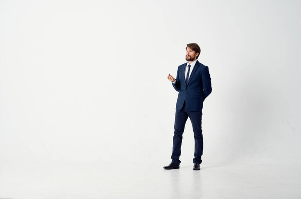 Geschäftsmann im klassischen Anzug in voller Größe auf hellem Hintergrund - Foto, Bild