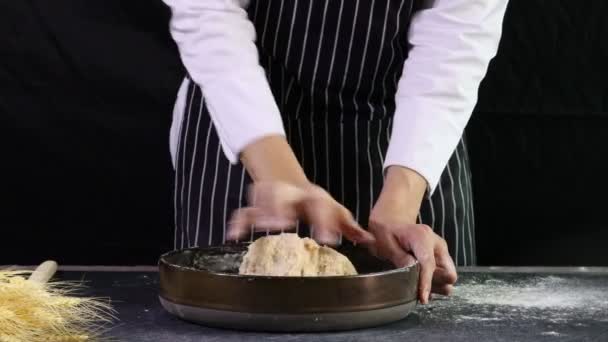 Пекарь готовит хлебное тесто, наливает молоко в муку перед тем, как смешивать тесто, концепция домашней выпечки - Кадры, видео