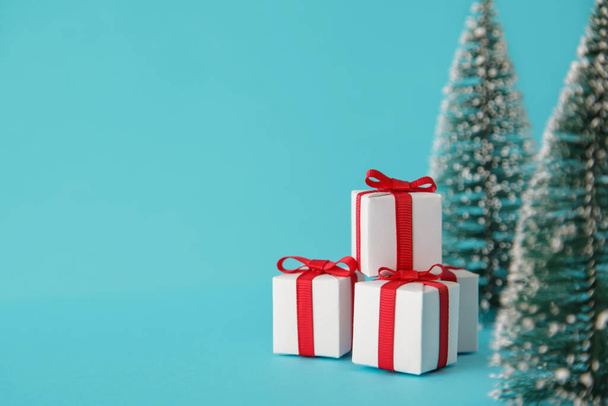 Egy halom karácsonyi ajándék a fa alatt - Fotó, kép