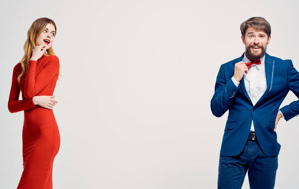 mulher em vestido vermelho e homem em terno elegante estilo romance estúdio de comunicação - Foto, Imagem
