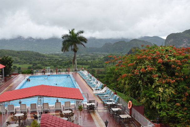Vista de la piscina en el Hotel los Jazmines VInales Cuba - Foto, imagen