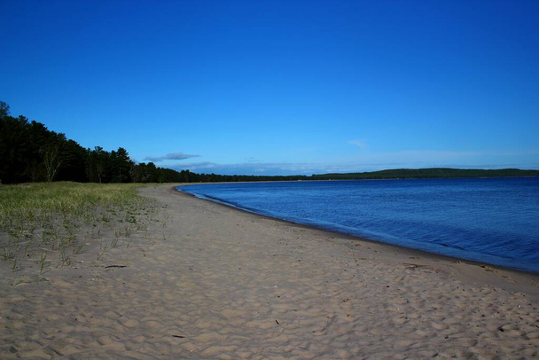 Piękny dzień w Pancake Bay nad jeziorem Superior, Ontario, Kanada. Miejsce na tekst - Zdjęcie, obraz