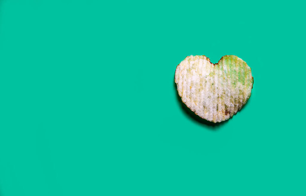 Chip en la forma del corazón sobre fondo colorido - Foto, imagen