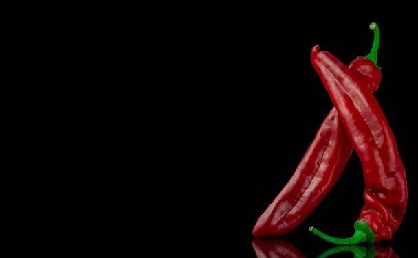 Studio shot czerwonej papryki chili izolowane na czarnym tle - Zdjęcie, obraz