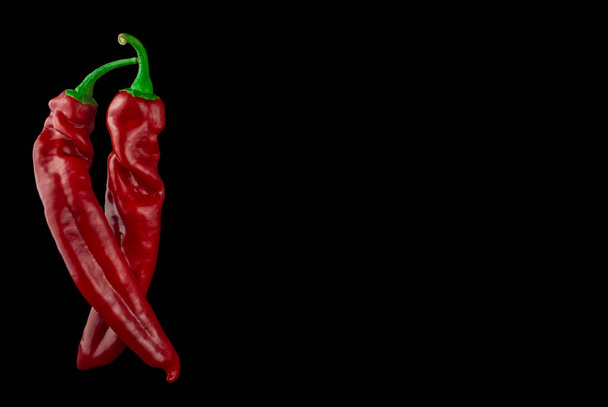 Studio záběr červené chilli papričky izolované na černém pozadí - Fotografie, Obrázek