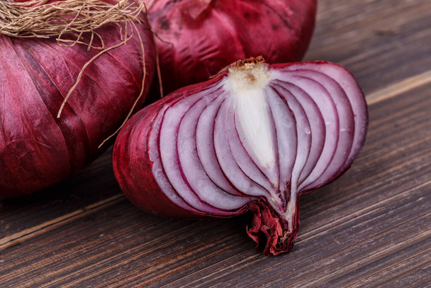 red onions on rustic wood - Φωτογραφία, εικόνα