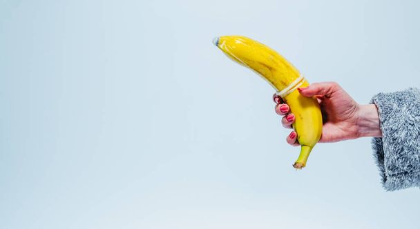 Preservativo. La banana indossa un preservativo di gomma. - Foto, immagini