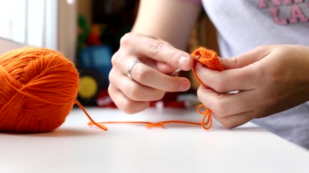  femme tricote à partir de fils colorés au crochet à la maison pendant le verrouillage covid-19 - Séquence, vidéo