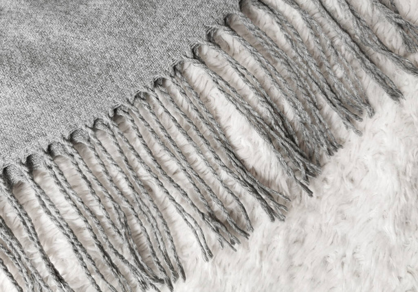 Bufanda gris cálido lana con flecos. Ropa de invierno. - Foto, imagen