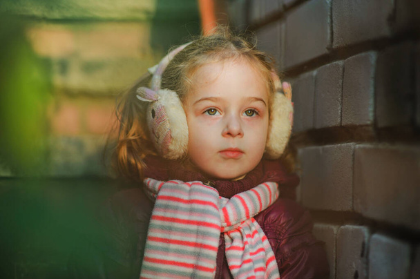 Kleines Mädchen in lila Jacke im Herbst draußen. Mädchen mit blonden Haaren bei einem Spaziergang. Kindheit - Foto, Bild