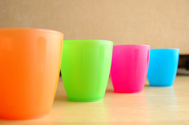 Tazas de plástico de colores
 - Foto, Imagen