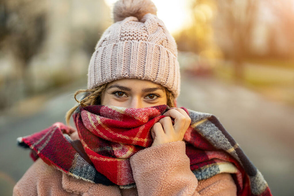 Beautiful young woman feeling cold in winter  - Foto, Imagen