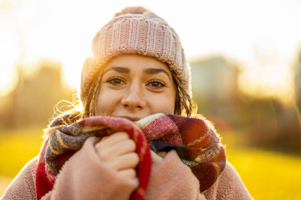 Beautiful young woman feeling cold in winter  - Fotó, kép
