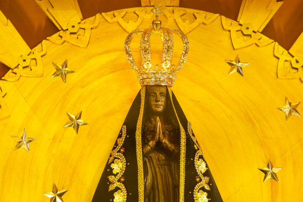 скульптура образа Богоматери Апаресиды, матери Иисуса в католической религии, покровительницы Бразилии - Фото, изображение