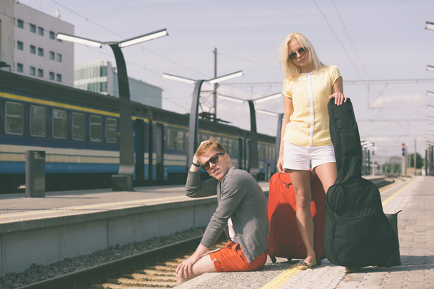 jovem casal esperando na estação de trem - Foto, Imagem