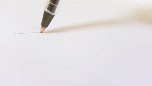 Długopis z bliska rysujący niebieską linię na białym kawałku papieru. Abstrakcyjny proces pisania i rysowania. Koncepcja biznesowa i projektowa. - Materiał filmowy, wideo