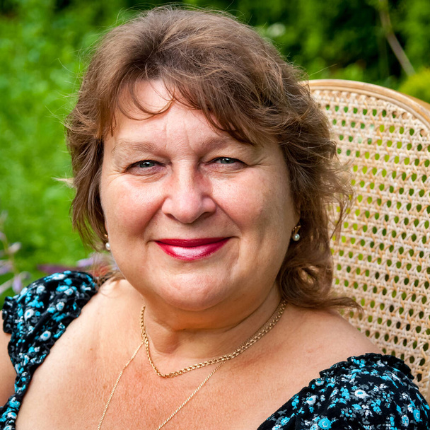 Mature plump woman is resting in a city Park sitting on a bench - Photo, Image