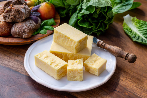 Juusto kokoelma, paloja vuotiaiden British cheddar juusto lähikuva - Valokuva, kuva