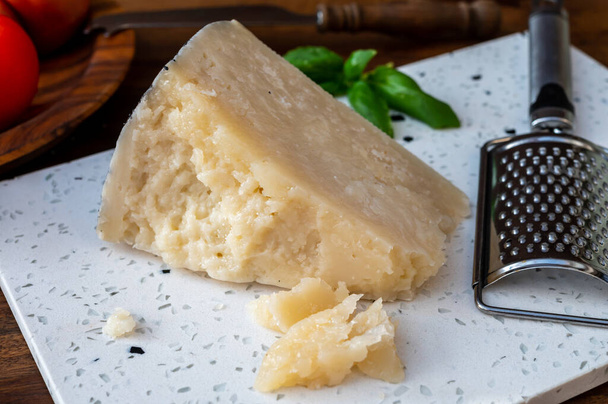 Collection fromage, fromage de brebis italien dur vieilli pecorino noir de l'île de Sicile ou pecorino nero di Sicilia gros plan - Photo, image